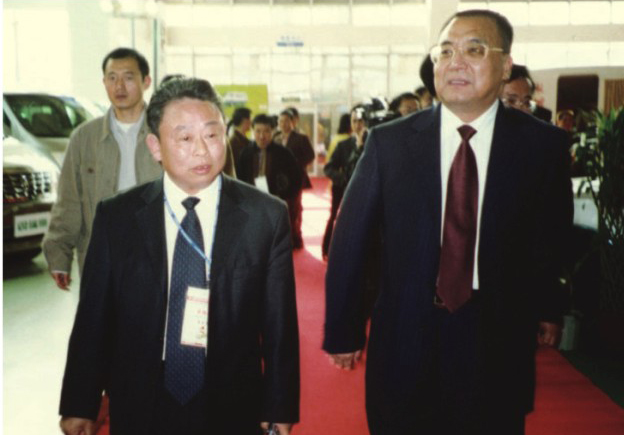 省委常委、市委書記王國平在董事長夏國良陪同下蒞臨杭州汽車城檢查指導(dǎo)工作